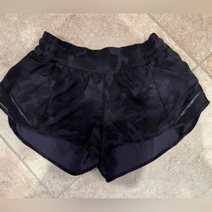 Lululemon hotty hot 2.5” size 6